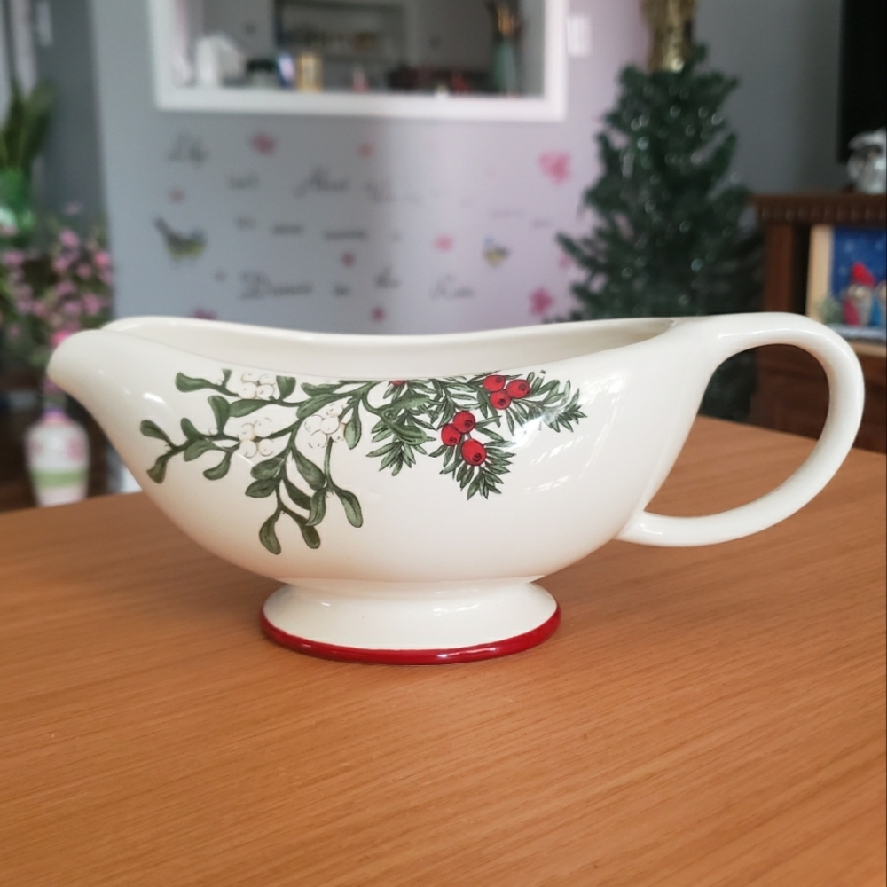 Better Homes and Gardens Heritage collection. Ceramic Gravy boat. NEW condition.